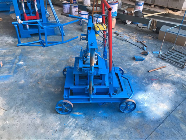 小型移動(dòng)式免燒磚機(jī)