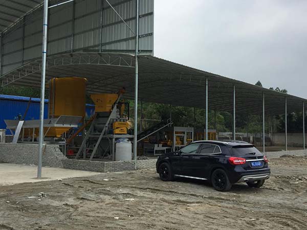 四川成都小型自動(dòng)磚機(jī)用戶現(xiàn)場(chǎng)