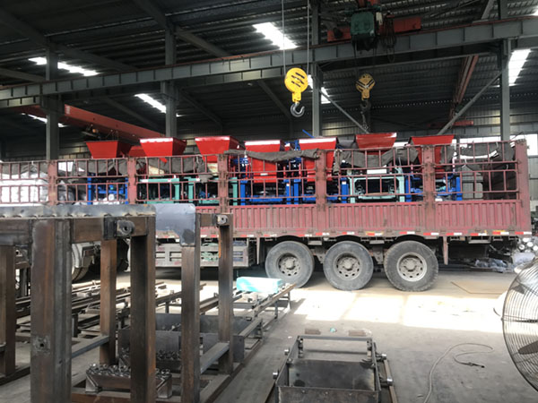 寧夏小型帶料斗空心磚機(jī)裝車(chē)發(fā)貨